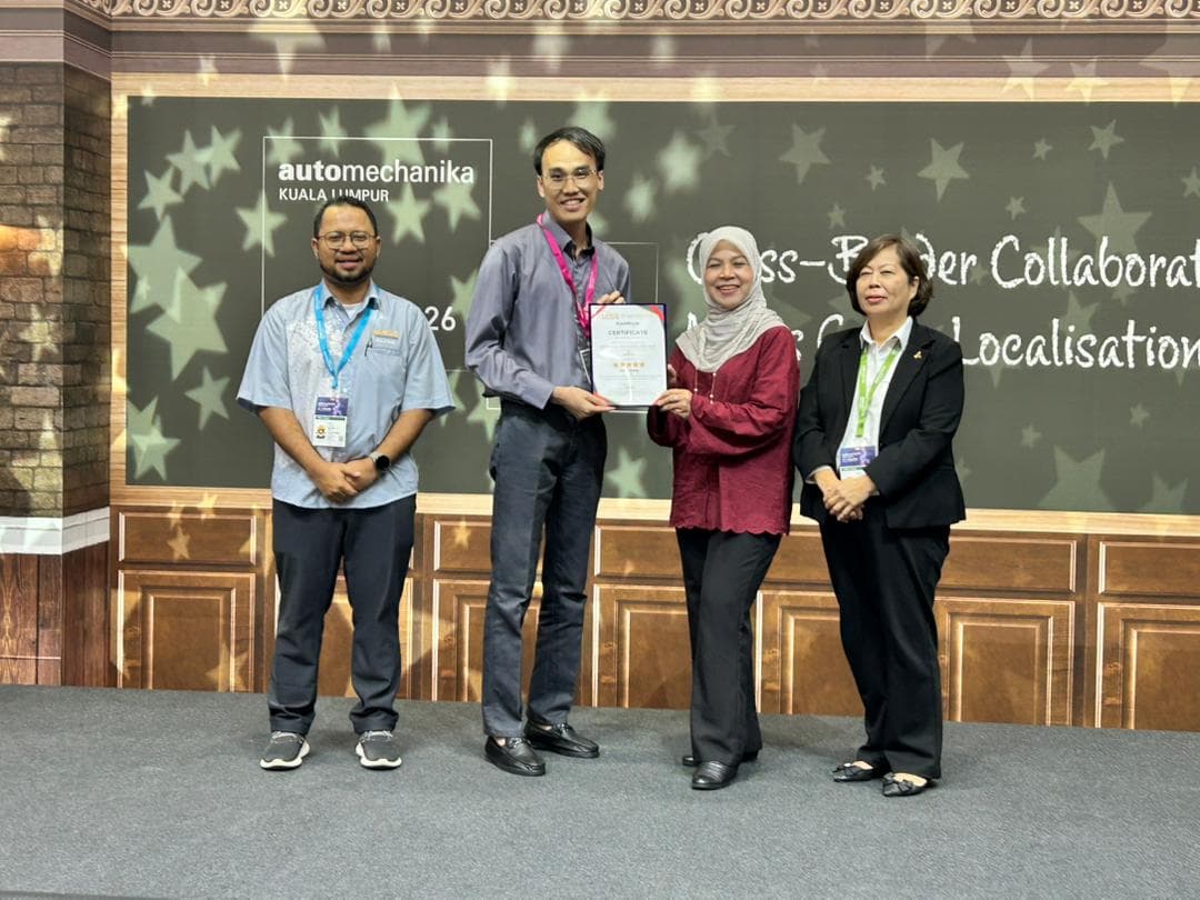 GMGPS Managing Director receiving the 5-Star TrackScore certification award on stage